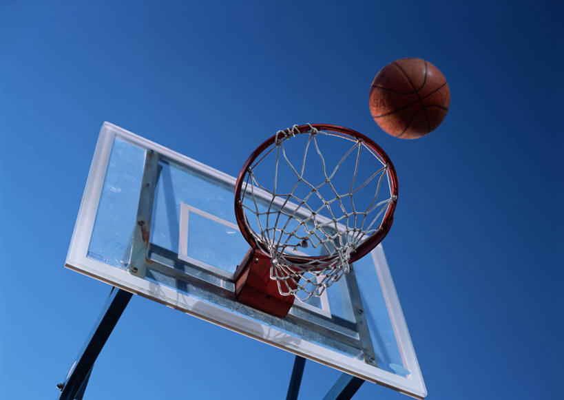 无人,横图,室外,白天,仰视,篮球,阴影,光线,篮球框,影子,篮球装备,运动器械,一个,蓝色,蓝天,天空,阳光,天,健身器械,篮球网,晴朗,单个,下降,降落,健身器材,篮球运动,万里无云,篮球板,降低,下跌,下落,晴空,晴空万里,彩图,低角度拍摄,运动器材