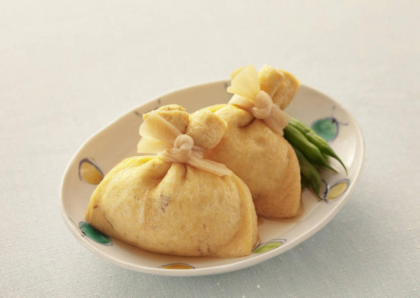 无人,横图,俯视,室内,特写,白天,烹饪,桌面,桌子,蔬菜,餐具,新鲜,木制,碟子,盘,陶瓷,青椒,日本料理,料理,食品,陶瓷制品,筷枕,豆腐皮,菜肴,美食,食物,盘子,木制品,容器,碟,碗,日式料理,日式,佳肴,有机食品,绿色食品,储藏,储存,腐竹,大椒,菜椒,豆腐衣,油皮,甜椒,柿子椒,灯笼椒,彩图,高角度拍摄,贮存