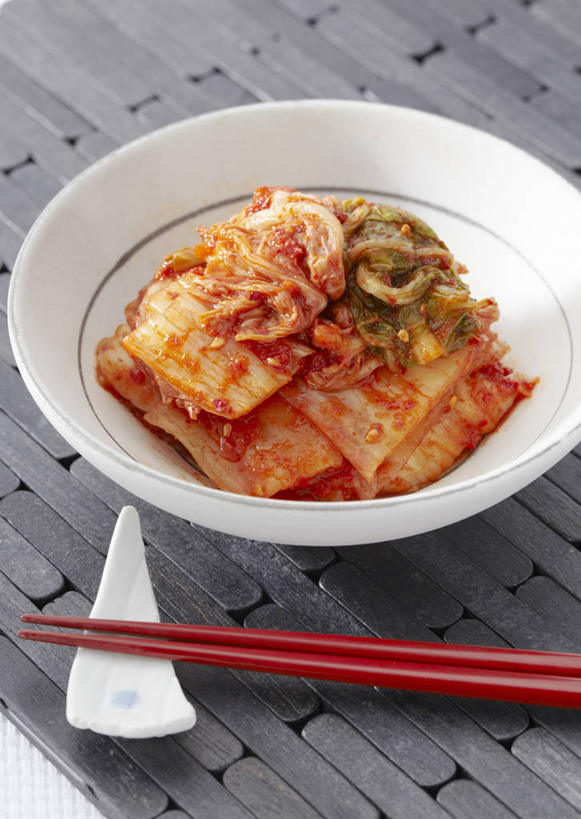 泡菜,无人,竖图,俯视,室内,特写,白天,烹饪,筷子,桌面,桌子,黄瓜,餐具,木制,陶瓷,料理,食品,筷架,陶瓷制品,韩式,筷枕,文化,传统,菜肴,美食,食物,腌制,一个,木制品,容器,垫子,碗,佳肴,单个,储藏,礼节,筷子架,储存,韩国料理,礼仪,韩国菜,韩式料理,酸黄瓜,腌渍,韩国泡菜,进餐用具,青瓜,胡瓜,彩图,高角度拍摄,清脆,爽口,贮存