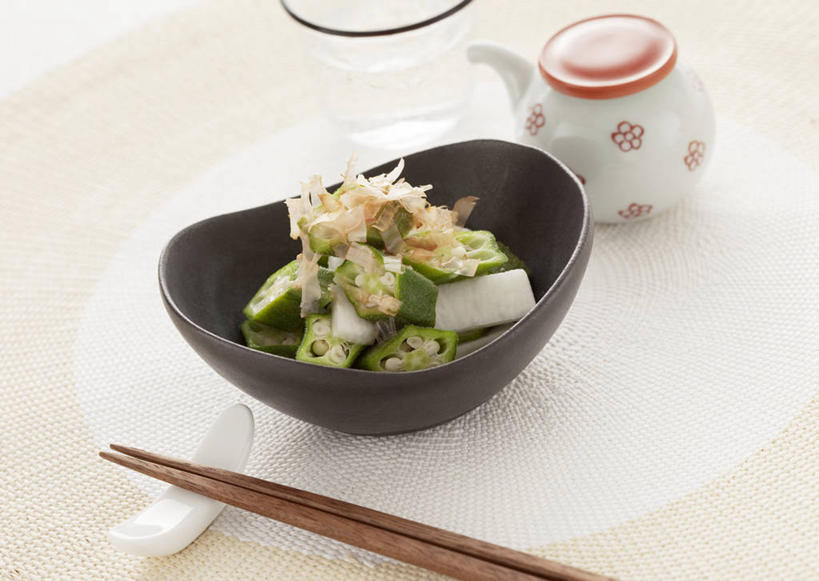 无人,横图,俯视,室内,特写,白天,烹饪,餐桌,筷子,桌子,蔬菜,餐具,一堆,堆叠,堆积,新鲜,布料,壶,陶瓷,秋葵,山药,日本料理,料理,食品,筷架,陶瓷制品,鲣鱼,布纹,筷枕,文化,传统,菜肴,美食,水壶,桌布,食物,餐巾,茶壶,容器,台布,碗,日式料理,日式,佳肴,有机食品,绿色食品,餐台,储藏,堆,礼节,筷子架,储存,毛茄,羊角豆,礼仪,薯蓣,怀山药,淮山药,玉延,山薯,黄秋葵,咖啡黄葵,小金枪鱼,炸弹鱼,柴鱼,鲣节,进餐用具,餐桌布,彩图,高角度拍摄,贮存