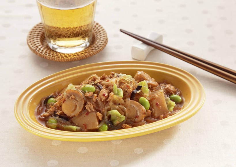 果汁,无人,横图,俯视,室内,特写,白天,烹饪,中餐,植物,餐桌,筷子,桌子,豆,大豆,蔬菜,椰菜,卷心菜,杯子,贝壳,餐具,一堆,堆叠,堆积,新鲜,布料,碟子,盘,豆类,豆子,菌菇,毛豆,蘑菇,竹笋,橙汁,料理,食品,杯垫,筷架,饮品,菌类,布纹,筷枕,文化,传统,笋,菜肴,美食,玻璃制品,桌布,食物,饮料,盘子,餐巾,水杯,垫子,碟,台布,中式,甘蓝,食用菌,佳肴,有机食品,绿色食品,餐台,堆,礼节,筷子架,甜橙,可口,礼仪,豆科,枝豆,适口,甘蓝菜,贝类外壳,海螺壳,软体动物外壳,玻璃杯,进餐用具,橙子,橙,结球甘蓝,黄豆,甘兰,包心菜,餐桌布,彩图,高角度拍摄,鹄壳,黄橙,黄果,金橙,金环,金球,糖橙,双壳贝类,双壳纲