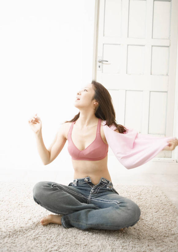 东方人,一个人,坐,举,闭眼,盘腿,竖图,室内,白天,正面,地毯,门,亚洲,仅一个年轻女性,仅一个女性,仅一个人,内衣,裤子,装饰,编织,手工艺品,墙,织物,扭头,牛仔裤,黄种人,墙壁,墙面,工艺品,门框,托,转头,胸罩,文胸,华丽,修饰,点缀,衬托,美观,雅致,雅观,乳罩,胸衣,年轻女性,女人,女性,亚洲人,闭眼睛,闭着眼,闭着眼睛,举起,举手,举着,盘腿而坐,盘膝,盘着腿的,盘着腿坐,双腿交叉,向上举,向上伸,向上托,坐着,彩图,全身