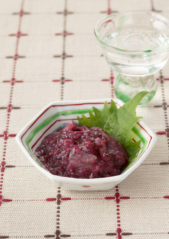 清酒,无人,竖图,俯视,室内,特写,白天,餐桌,桌子,海蜇,杯子,叶子,布料,陶瓷,绿叶,陶瓷制品,酒类,布纹,海洋生物,玻璃制品,酒,桌布,饮料,一个,动物,餐巾,容器,水杯,台布,碗,嫩叶,单个,餐台,储藏,腔肠动物,储存,水生动物,紫苏,水生物,海底动物,赤苏,红苏,黑苏,叶,叶片,玻璃杯,餐桌布,彩图,高角度拍摄,贮存