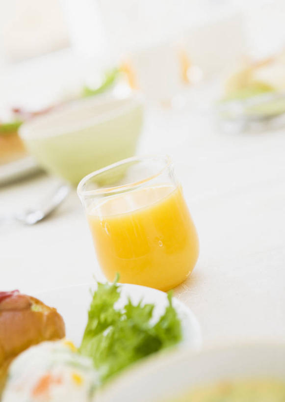 点心,面包,果汁,无人,竖图,俯视,室内,特写,白天,餐桌,桌子,蔬菜,杯子,餐具,一堆,堆叠,堆积,朦胧,模糊,新鲜,碟子,盘,陶瓷,生菜,莴苣,橙汁,食品,面点,陶瓷制品,饮品,玻璃制品,食物,糕点,饮料,盘子,容器,水杯,碟,碗,有机食品,绿色食品,餐台,储藏,堆,甜橙,储存,可口,春菜,鹅仔菜,莴仔菜,千金菜,叶用莴苣,适口,玻璃杯,橙子,橙,彩图,高角度拍摄,鹄壳,黄橙,黄果,金橙,金环,金球,糖橙,贮存