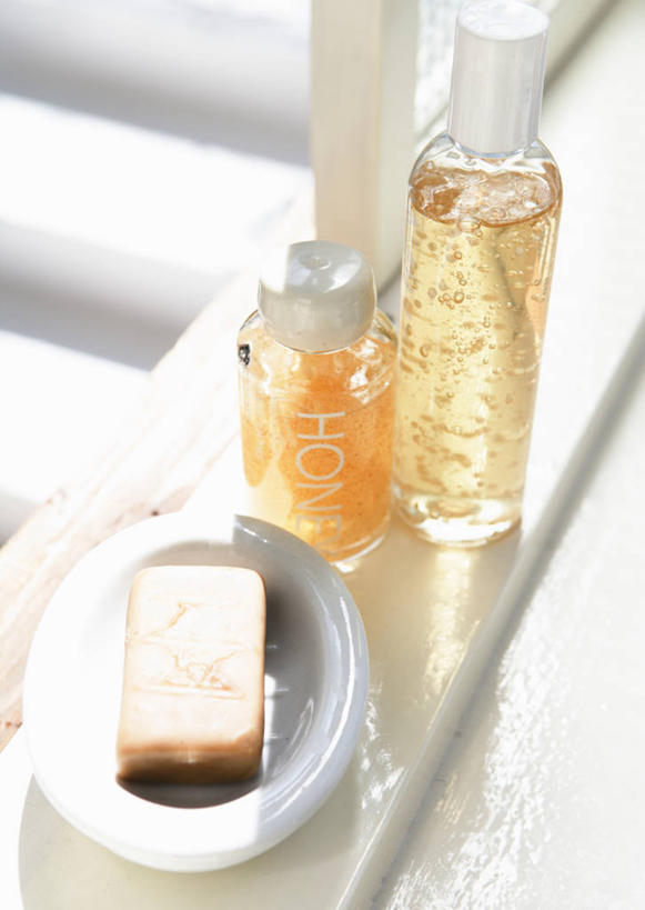 无人,竖图,俯视,室内,特写,白天,化妆,美容,窗户,护肤,朦胧,模糊,玻璃窗,玻璃制品,两个,玻璃瓶,瓶子,肥皂,香皂,洗浴用品,清洁,保养,享受,休闲,放松,保健,浴盐,护肤品,护肤用品,舒缓,养颜,去污,紧肤,嫩肤,洗涤,彩图,高角度拍摄