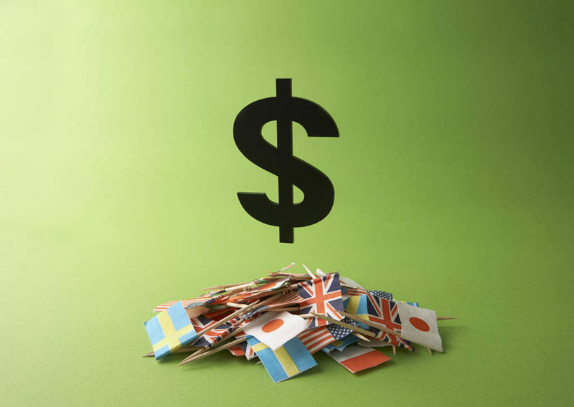 无人,横图,俯视,室内,特写,白天,钱,美元,桌面,桌子,静物,旗帜,国旗,一堆,许多,绿色背景,阴影,堆叠,堆积,反射,木制,标志,钱币,日本国旗,文字,影子,很多,美金,标识,星条旗,黑色,木制品,金融,美国国旗,摄影,影棚,经济,堆,美圆,流通,贸易,货币,美元符号,现金,旗,彩图,高角度拍摄,影棚拍摄,拍摄,美利坚合众国国旗,日章旗