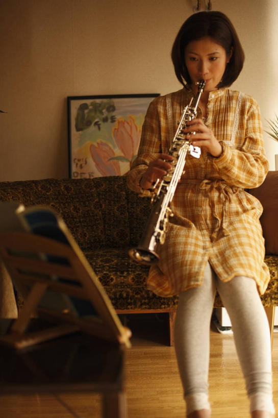 东方人,一个人,站,竖图,室内,白天,正面,书籍,亚洲,仅一个年轻女性,仅一个女性,仅一个人,握,服装,艺术,金属,墙,管乐器,乐谱,乐器,萨克斯,铜管乐器,五线谱,音乐,吹奏,拿,演奏,拿着,注视,休闲装,黄种人,架子,墙壁,墙面,衣服,观察,看,站着,休闲,休闲服,握着,服饰,观看,察看,萨克斯风,萨克斯管,节拍,关注,音符,乐谱架,符头,符干,符尾,乐章,年轻女性,女人,女性,亚洲人,站立,半身,彩图