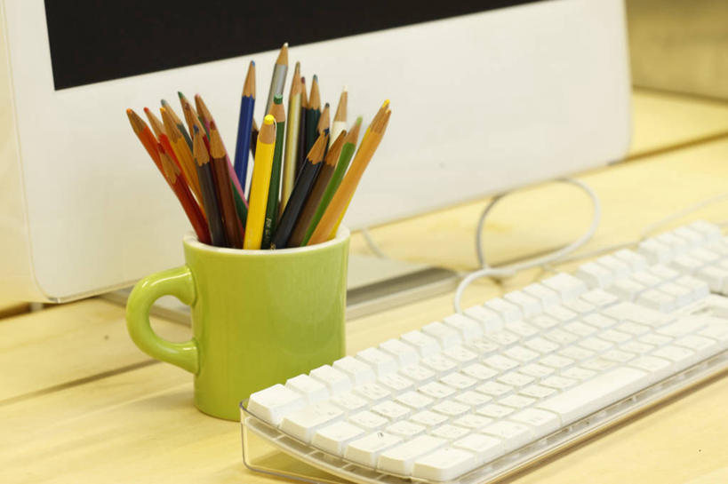 无人,办公室,横图,室内,特写,白天,正面,电脑,显示器,鼠标,键盘,家具,桌子,静物,笔筒,阴影,反射,网络,笔,影子,办公桌,办公用品,输入设备,通讯设备,文具,铅笔,容器,学习用品,器皿,台式电脑,储藏,文具用品,储存,通信设备,输出设备,办公家具,插笔器具,文房用具,彩图,贮存