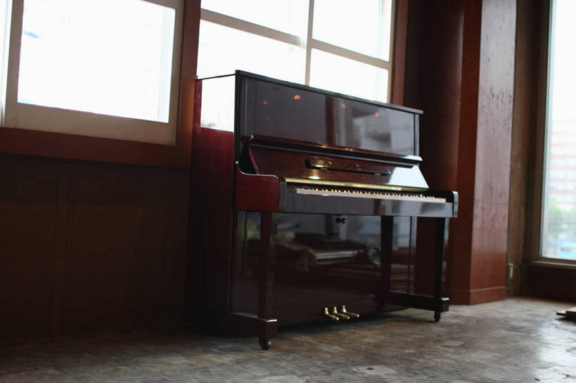 无人,横图,室内,白天,仰视,键盘,窗户,门,静物,阴影,丰富,反射,影子,钢琴,褐色,乐器,玻璃窗,门框,成熟,一架,键盘乐器,谦让,随和,彩图,低角度拍摄