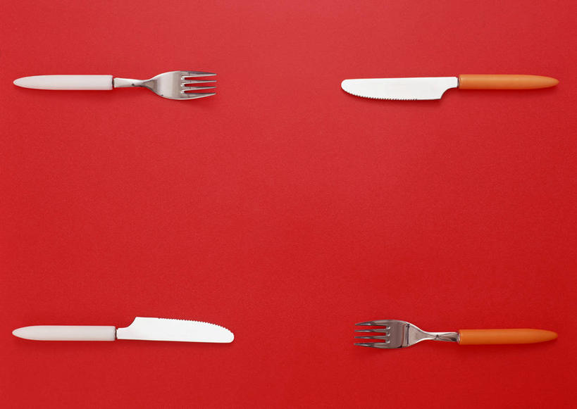 无人,横图,俯视,室内,特写,白天,静物,餐具,金属制品,红色背景,金属,叉子,刀叉,刀子,四个,摄影,影棚,餐刀,餐叉,进餐用具,彩图,高角度拍摄,影棚拍摄,拍摄