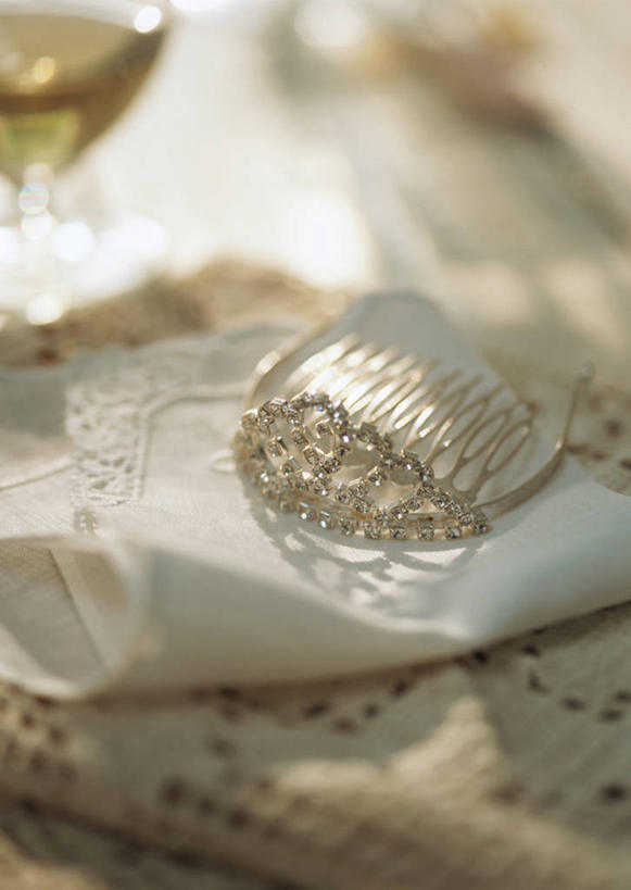 无人,竖图,俯视,室内,特写,白天,婚礼,快乐,桌面,桌子,静物,皇冠,阴影,朦胧,模糊,庆祝,装饰,反射,木制,影子,花边,结婚,木制品,喜庆,纪念,华丽,修饰,点缀,权威,高贵,衬托,美观,雅致,雅观,权力,统治,抽纱,王冠,彩图,高角度拍摄,高兴