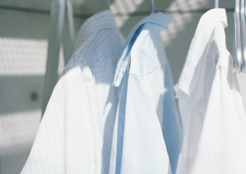 无人,横图,室内,特写,白天,正面,衬衫,静物,一排,阴影,服装,整齐,光线,影子,塑料,墙,架子,墙壁,墙面,排列,衣服,蓝色,白色,阳光,夹子,塑料制品,三件,服饰,衣着,穿着,队列,衣夹,衣饰,彩图,衬衣