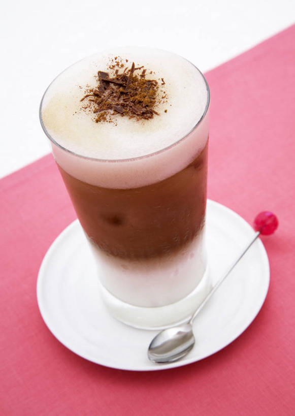 咖啡,无人,竖图,俯视,室内,特写,白天,幸福,餐桌,桌子,杯子,餐具,阴影,反射,碟子,盘,影子,勺子,卡布奇诺,一杯,娱乐,玻璃制品,饮料,三个,盘子,水杯,调羹,碟,汤匙,享受,休闲,温馨,放松,乐趣,餐台,提神,舒适,醒脑,软饮料,卡布奇诺咖啡,玻璃杯,卡布基诺,彩图,高角度拍摄,卡布基诺咖啡