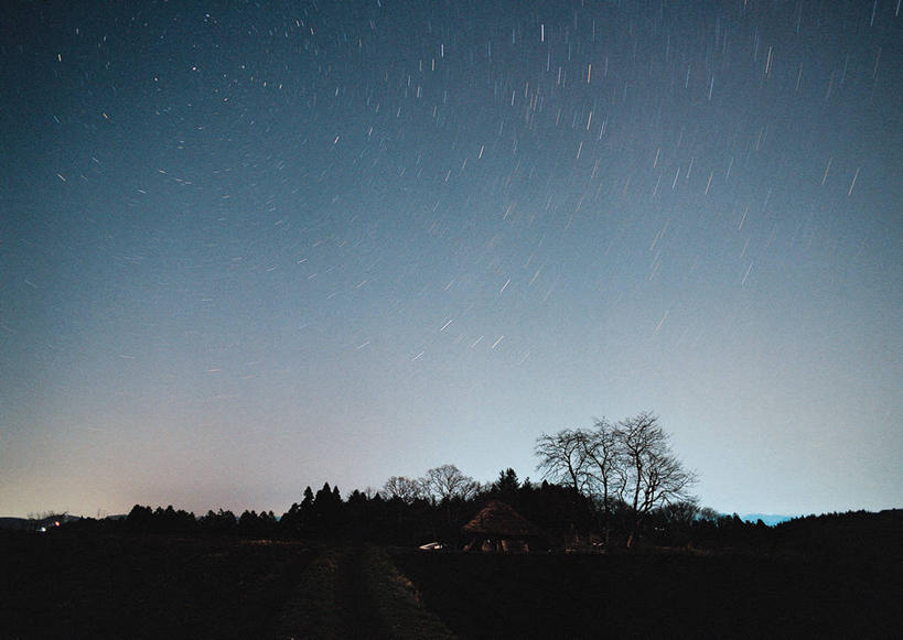 无人,横图,室外,夜晚,正面,宇宙,流星,美景,森林,树林,星空,植物,夜景,景观,背光,文化,树,树木,蓝色,绿色,蓝天,天空,自然,天,祈祷,景色,许愿,星座,生长,成长,祈求,天体,天文,自然风光,占卜,逆光,天文学,星相,占星,仙后座,流星雨,星夜,夜空,彩图,仙后座流星雨
