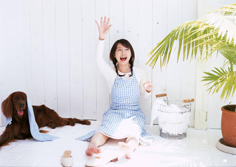 东方人,一个人,客厅,坐,投,举,笑,大笑,横图,室内,白天,正面,兴奋,植物,宠物,狗,亚洲,仅一个年轻女性,仅一个女性,仅一个人,服装,纺织物,盆栽,盆景,注视,休闲装,黄种人,一只,衣服,绿色,自然,动物,毛巾,观察,看,清洁,托,张嘴,休闲,休闲服,可爱,服饰,生长,成长,观看,保暖,察看,起居室,关注,张大嘴巴,透气,防水,忠诚,哈哈大笑,客堂,储水,耐磨,吸水,塞特犬,雪达犬,爱尔兰塞特犬,爱尔兰雪达犬,年轻女性,女人,女性,亚洲人,张开嘴,犬,举起,举手,举着,抛,扔,撒,向上举,向上伸,向上托,掷,坐着,半身,彩图,高兴,狂笑