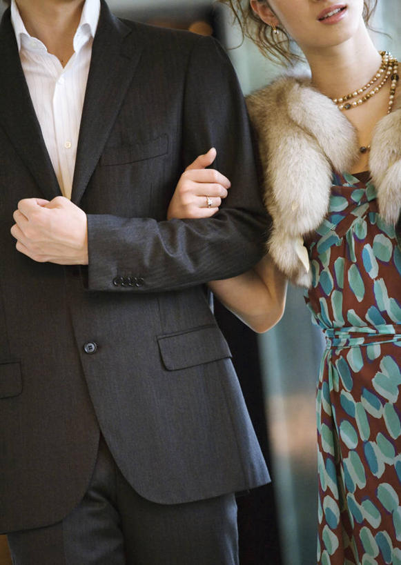 东方人,两个人,家庭,夫妻,站,竖图,室内,白天,正面,裙子,西装,爱情,项链,亚洲,勾,挽,连衣裙,套装,正装,朦胧,模糊,浪漫,职业装,黄种人,装饰品,披肩,饰品,首饰,站着,温暖,温馨,一家人,恩爱,勾着,恋人,和睦,挽着,男人,男性,年轻男性,年轻女性,女人,女性,亚洲人,年轻人,夫妇,情侣,站立,半身,彩图,云肩,伴侣,融洽