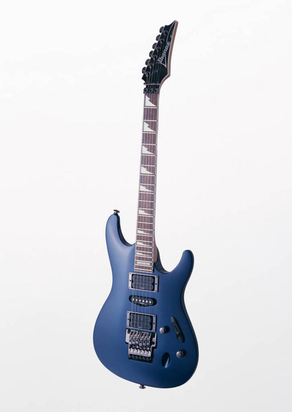 无人,竖图,室内,特写,白天,白色背景,正面,静物,一把,阴影,反射,影子,电吉他,乐器,弦乐器,蓝色,摄影,影棚,弹拨弦鸣乐器,彩图,影棚拍摄,拍摄,弹拨弦乐器