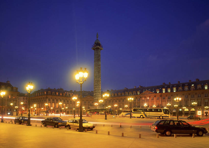 无人,家,横图,室外,夜晚,正面,度假,美景,城市风光,城市,道路,路,路灯,公路,汽车,照明,法国,巴黎,欧洲,阴影,光线,影子,房屋,屋子,景观,公寓,灯光,交通,首都,娱乐,洋房,楼房,住宅,车,灯,蓝色,蓝天,天空,交通工具,轿车,天,享受,休闲,景色,放松,晴朗,照亮,照明设备,载具,万里无云,法兰西共和国,法兰西第五共和国,凡登广场,凡顿广场,凡多姆广场,芳登广场,旺多姆广场,晴空,晴空万里,马路,彩图,房子