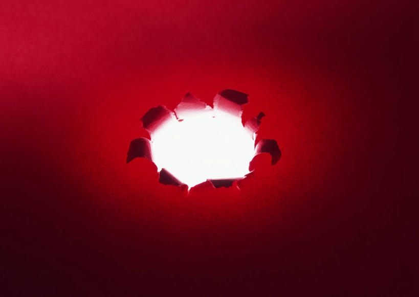 无人,横图,俯视,室内,特写,白天,白色背景,兴奋,热情,静物,阴影,反射,影子,纸,洞,复印纸,纸张,开放,红色,健康,温暖,奔放,活力,积极,激情,摄影,洞穴,朝气,影棚,暖色,吉祥,生命,饱满,穴,革命,热烈,赤色,充实,斗志,喜气,主动,彩图,高角度拍摄,影棚拍摄,欢乐,拍摄