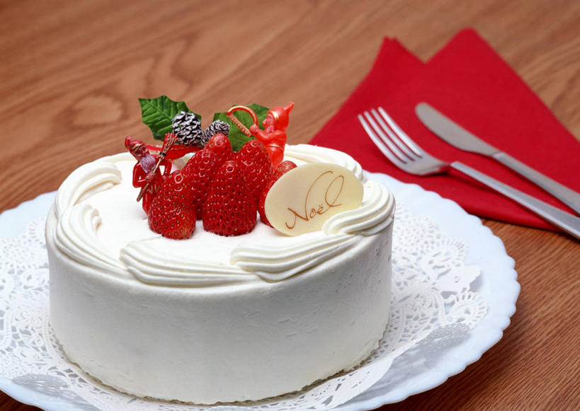 点心,无人,横图,俯视,室内,特写,白天,下午茶,桌面,桌子,草莓,浆果,餐具,水果,圣诞节,阴影,节日,庆祝,新鲜,反射,木制,叉子,刀叉,刀子,碟子,盘,影子,生食,食品,果实,文化,食物,糕点,红色,盘子,餐巾,木制品,碟,奶油蛋糕,庆典,有机食品,绿色食品,纪念,餐刀,餐叉,磅蛋糕,保洁方巾,口布,进餐用具,洋莓,水果皇后,红莓,地莓,彩图,高角度拍摄,蛋糕