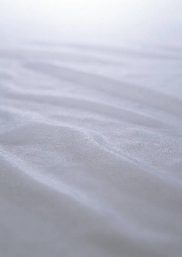 无人,竖图,室内,特写,白天,正面,静物,纺织品,阴影,反射,纹路,布,蚕丝,丝绸,纹理,影子,绸缎,织物,白色,布匹,卫生,纯真,肌理,洁净,光明,恬静,中间色,朴素,清白,彩图,真丝绸