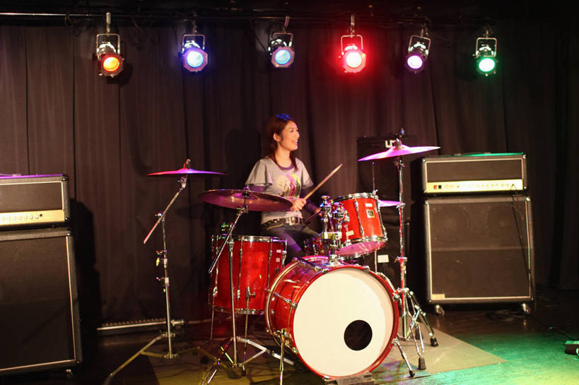 东方人,一个人,舞台,坐,笑,微笑,横图,室内,夜晚,正面,聚会,奢侈,夜生活,照明,亚洲,仅一个年轻女性,仅一个女性,仅一个人,握,服装,灯光,鼓,架子鼓,乐器,拿,拿着,注视,休闲装,黄种人,娱乐,灯,衣服,灯具,观察,看,休闲,休闲服,射灯,放松,握着,服饰,观看,夜店,打击乐器,照亮,察看,照明设备,关注,迪厅,夜总会,爵士鼓,年轻女性,女人,女性,亚洲人,表演台,坐着,彩图,全身