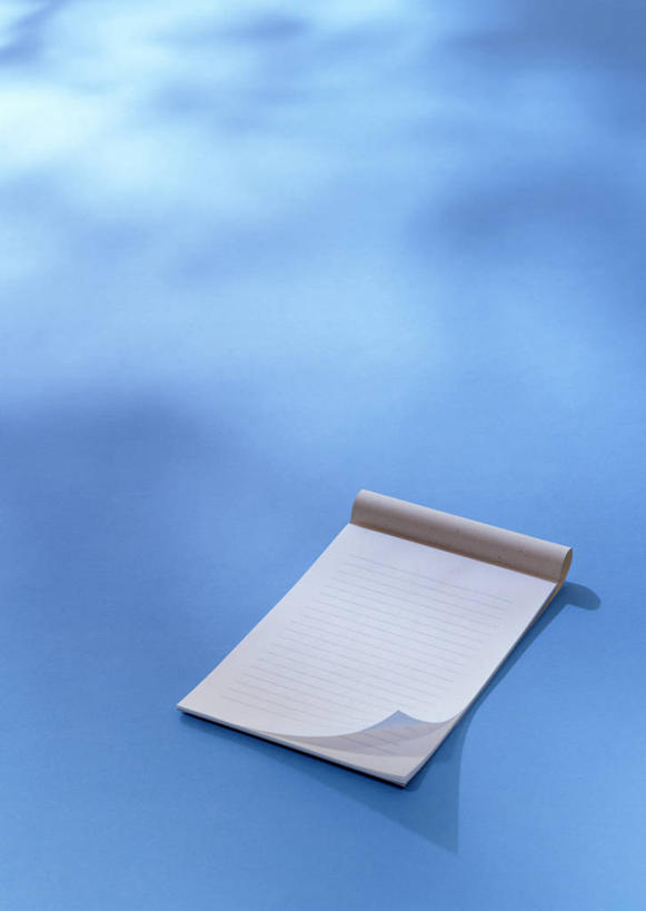 无人,竖图,俯视,室内,特写,白天,静物,一本,阴影,蓝色背景,反射,影子,记事本,白色,本子,笔记本,打开,摄影,影棚,开启,空白,彩图,高角度拍摄,影棚拍摄,拍摄