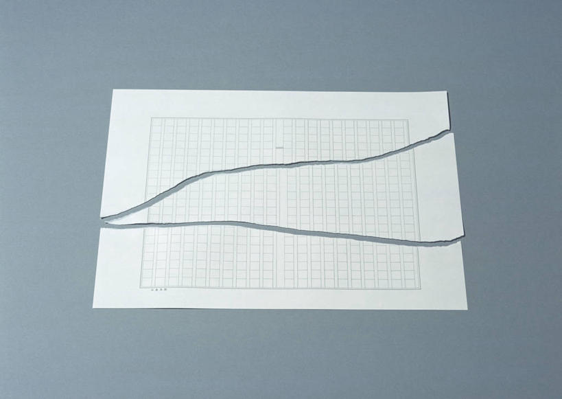 无人,横图,俯视,室内,特写,白天,静物,一张,阴影,灰色背景,破碎,反射,纹路,纹理,影子,纸,稿纸,信纸,纸张,便签纸,摄影,影棚,破裂,摧毁,肌理,彩图,高角度拍摄,影棚拍摄,拍摄,速写纸,文稿纸,演算纸