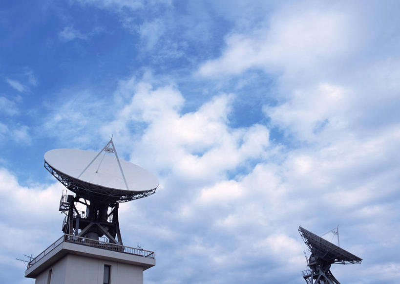 无人,横图,室外,白天,仰视,度假,天线,卫星,美景,城市风光,城市,阴影,光线,影子,景观,云,云朵,云彩,娱乐,两个,蓝色,白云,蓝天,天空,阳光,天,享受,休闲,景色,放松,晴朗,信号,无线电,卫星天线,卫星通信,卫星信号,晴空,彩图,低角度拍摄