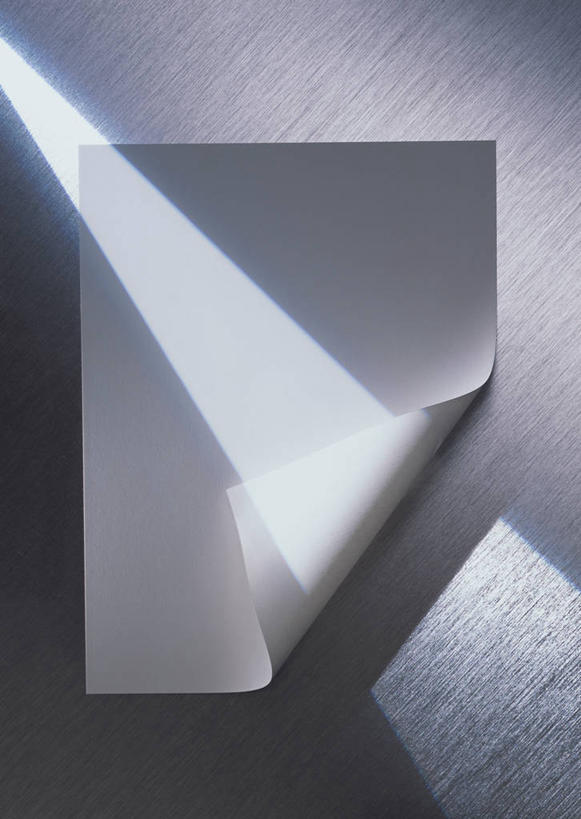 无人,竖图,俯视,室内,特写,白天,阴影,灰色背景,曲折,弯曲,反射,影子,纸,稿纸,信纸,纸张,便签纸,摄影,蜿蜒,影棚,彩图,高角度拍摄,影棚拍摄,拍摄,速写纸,文稿纸,演算纸