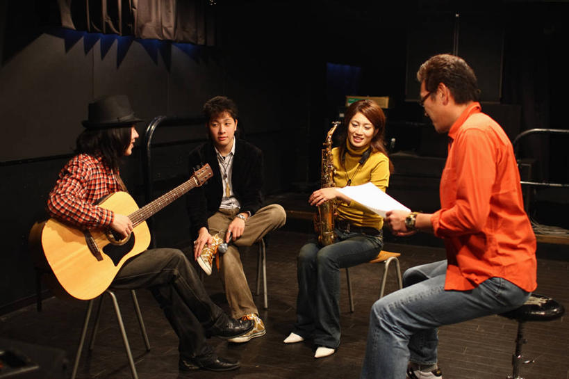 东方人,四个人,伙伴,朋友,导演,坐,笑,说,微笑,露齿笑,横图,室内,白天,正面,讨论,友谊,帽子,书籍,椅子,亚洲,握,服装,艺术,金属,眼镜,木椅,管乐器,吉他,乐谱,乐器,萨克斯,铜管乐器,五线谱,弦乐器,音乐,二郎腿,拿,拿着,扭头,注视,休闲装,礼帽,黄种人,衣服,观察,看,转头,休闲,休闲服,握着,服饰,观看,察看,录音棚,录音室,萨克斯风,萨克斯管,节拍,关注,弹拨弦鸣乐器,音符,近视眼镜,符头,符干,符尾,乐章,交流,友情,男人,男性,年轻男性,年轻女性,女人,女性,中年男性,亚洲人,沟通,讲话,交谈,商讨,说话,谈话,坐着,半身,彩图,弹拨弦乐器