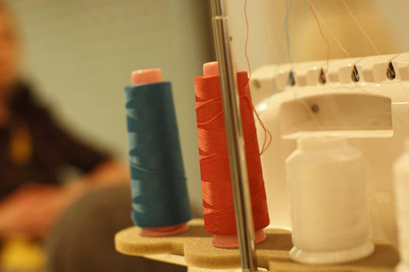 东方人,一个人,设计师,坐,横图,室内,白天,正面,亚洲,仅一个年轻女性,仅一个女性,仅一个人,连接,组合,服装,朦胧,模糊,线,休闲装,黄种人,缝纫机,衣服,服装设计师,休闲,休闲服,服饰,缝纫,链接,装订,拼接,杠杆,拼凑,服装师,拼合,凑集,聚合,撮合,链结,缝合,年轻女性,女人,女性,亚洲人,美术设计员,设计,设计家,设计者,坐着,半身,彩图