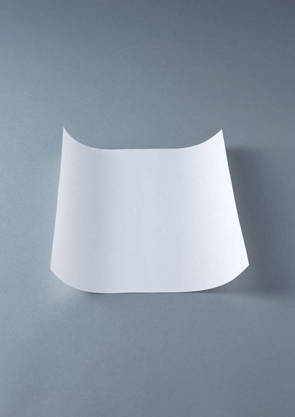 无人,竖图,俯视,室内,特写,白天,静物,一张,阴影,灰色背景,曲折,弯曲,反射,纹路,纹理,影子,纸,复印纸,纸张,摄影,蜿蜒,影棚,肌理,彩图,高角度拍摄,影棚拍摄,拍摄