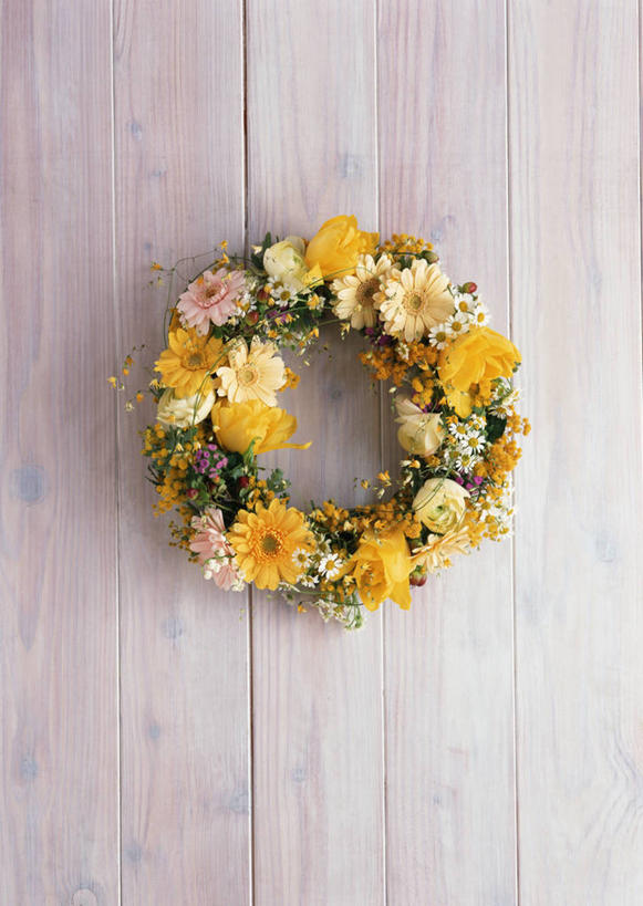 无人,竖图,室内,特写,白天,正面,爱情,快乐,植物,郁金香,装饰,花环,墙,非洲菊,毛茛,草药,药草,祝福,中药,墙壁,墙面,菊花,华丽,修饰,圣诞花环,点缀,表白,药材,中草药,荣誉,中药材,本草,永恒,扶郎花,灯盏花,千日菊,衬托,美观,雅致,雅观,圣诞圈,老虎脚爪草,鱼疔草,金合欢,鸭皂树,稍纵即逝,金合欢树,郁香,洋荷花,草麝香,彩图