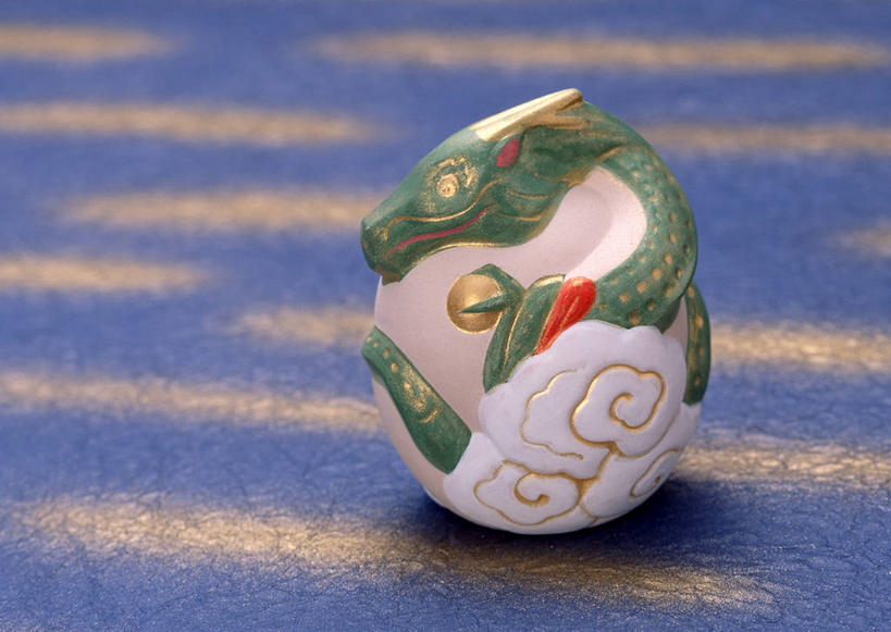 无人,横图,俯视,室内,特写,白天,桌面,桌子,静物,雕塑,阴影,辟邪,艺术,装饰,反射,木制,雕刻,雕像,影子,文化,一个,木制品,工艺品,祈祷,健康,许愿,单个,纪念,祈求,护身符,美术,主题,陈列,功能,美学,驱邪,护符,保佑,庇佑,御守,平安,彩图,高角度拍摄