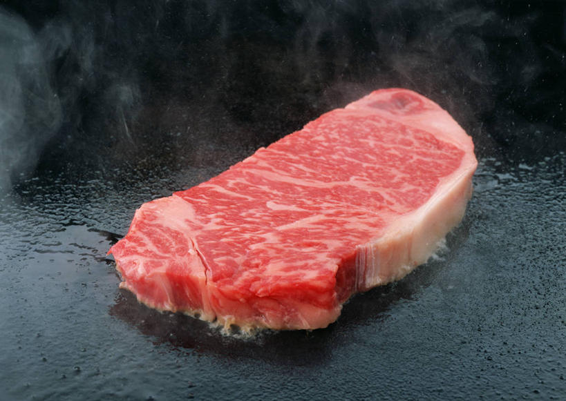 无人,横图,室内,特写,白天,正面,烹饪,西餐,雾,厨具,金属制品,一块,沸腾,黑色背景,朦胧,模糊,金属,蒸汽,锅子,肉,牛排,牛肉,料理,食品,水蒸气,雾气,锅,菜肴,美食,肉类,食物,一个,红色,西式,摄影,佳肴,影棚,单个,煎锅,锅具,气体,肉食,烹饪用具,蒸发,沙朗牛排,牛背脊,烹调用具,烹调,彩图,影棚拍摄,拍摄