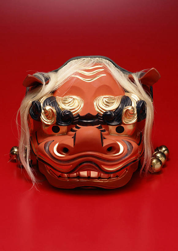 无人,竖图,室内,特写,白天,正面,桌面,桌子,狮子,静物,雕塑,舞狮,表演,阴影,红色背景,辟邪,日本文化,艺术,装饰,反射,木制,雕刻,雕像,面具,影子,文化,传统,木制品,工艺品,祈祷,祈福,健康,许愿,摄影,影棚,纪念,祈求,美术,主题,陈列,舞狮子,功能,美学,驱邪,祛邪,避邪,狮灯,狮子舞,平安,彩图,影棚拍摄,拍摄,舞蹈,能剧面具,能面