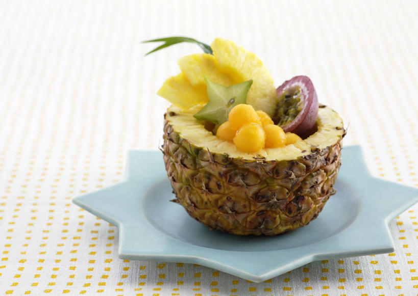 无人,横图,俯视,室内,特写,白天,植物,桌面,桌子,菠萝,木瓜,餐具,水果,叶子,一堆,许多,阴影,堆叠,堆积,新鲜,反射,木制,布料,碟子,盘,纹理,影子,瓜果,生食,食品,果实,绿叶,很多,布纹,桌布,食物,一个,绿色,盘子,餐巾,木制品,碟,台布,百香果,杨桃,嫩叶,西番莲,有机食品,绿色食品,单个,堆,五敛子,三廉子,阳桃,洋桃,肌理,鸡蛋果,受难果,巴西果,奶匏,蓬生果,乳瓜,石瓜,万寿匏,叶,叶片,叶脉,万寿果,凤梨,番木瓜,餐桌布,彩图,高角度拍摄