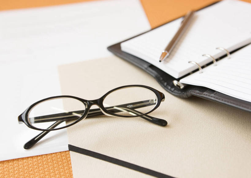 无人,横图,俯视,室内,特写,白天,桌面,桌子,静物,一副,阴影,反射,木制,笔,眼镜,影子,办公用品,记事本,圆珠笔,文具,本子,笔记本,木制品,学习用品,文具用品,近视眼镜,彩图,高角度拍摄