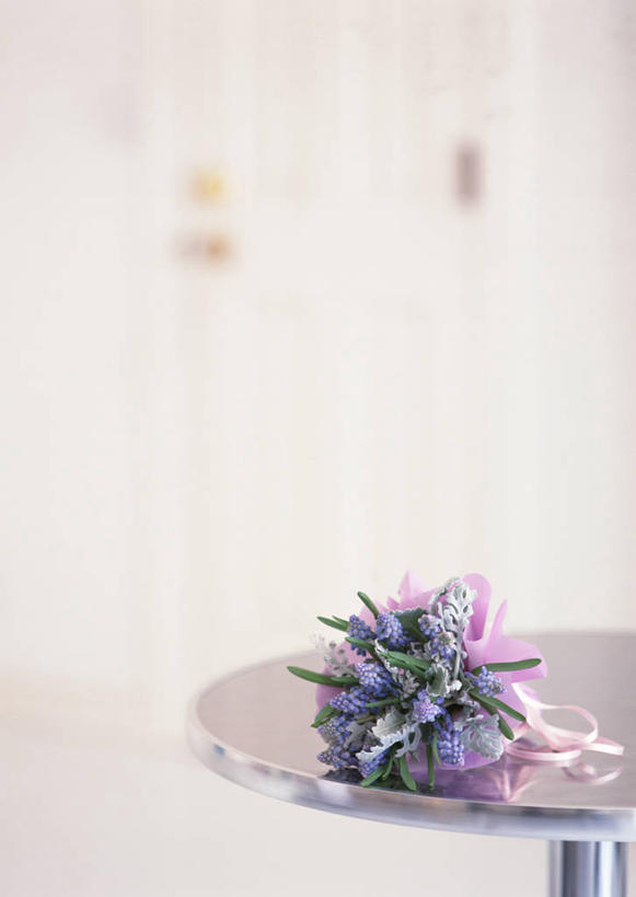 无人,竖图,室内,特写,白天,正面,爱情,智慧,桌面,桌子,阴影,艺术,装饰,盛开,反射,木制,影子,花蕾,文化,花,花瓣,花朵,鲜花,插花,木制品,花苞,花蕊,悲伤,华丽,修饰,插花艺术,点缀,创造,忧郁,创作,想象,衬托,美观,雅致,雅观,蓝壶花,蓝瓶花,葡萄百合,葡萄风信子,葡萄麝香兰,葡萄水仙,妒忌,彩图