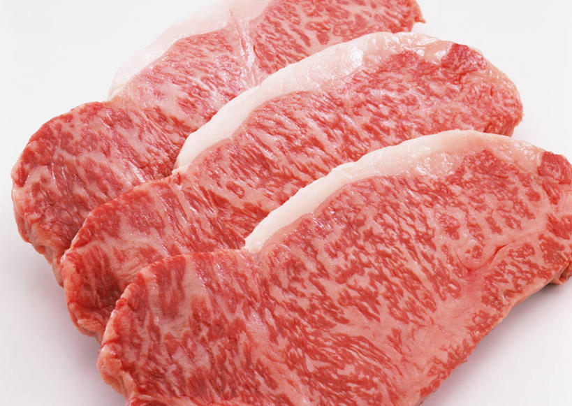 无人,横图,俯视,室内,特写,白天,白色背景,烹饪,西餐,餐桌,桌子,三块,一排,切开,阴影,整齐,反射,影子,肉,牛排,牛肉,料理,食品,菜肴,美食,肉类,食物,排列,红色,切,西式,摄影,佳肴,影棚,餐台,队列,剖面,肉食,切面,沙朗牛排,牛背脊,彩图,高角度拍摄,影棚拍摄,拍摄