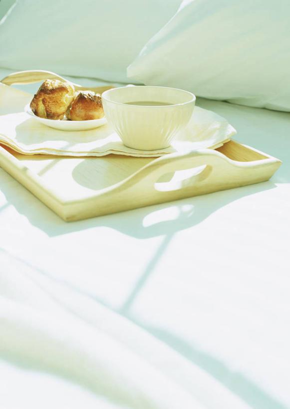 点心,面包,咖啡,无人,竖图,俯视,室内,特写,白天,幸福,杯子,餐具,阴影,反射,瓷器,碟子,盘,影子,卡布奇诺,食品,面点,咖啡杯,陶瓷制品,一杯,娱乐,食物,糕点,饮料,盘子,碟,享受,休闲,温馨,放松,乐趣,提神,舒适,瓷杯,醒脑,软饮料,卡布奇诺咖啡,卡布基诺,彩图,高角度拍摄,卡布基诺咖啡