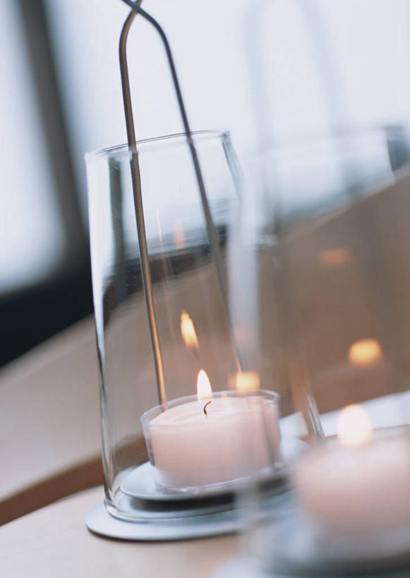 无人,竖图,俯视,室内,特写,白天,窗户,桌面,桌子,蜡烛,阴影,朦胧,模糊,光线,木制,火焰,影子,烛光,燃烧,玻璃窗,两个,木制品,香薰,点燃,放松,芳香疗法,舒心,舒缓,养颜,减压,烛炬,香薰疗法,彩图,高角度拍摄,香薰蜡烛