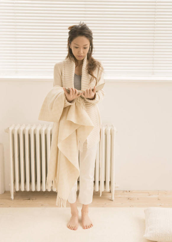 东方人,一个人,站,竖图,室内,白天,正面,书籍,亚洲,仅一个年轻女性,仅一个女性,仅一个人,握,阴影,服装,反射,电器,影子,墙,取暖器,注视,休闲装,黄种人,光脚,墙壁,墙面,衣服,白色,低头,观察,看,站着,休闲,赤脚,休闲服,握着,服饰,观看,察看,家电,家用电器,关注,年轻女性,女人,女性,亚洲人,书,图书,站立,彩图,全身