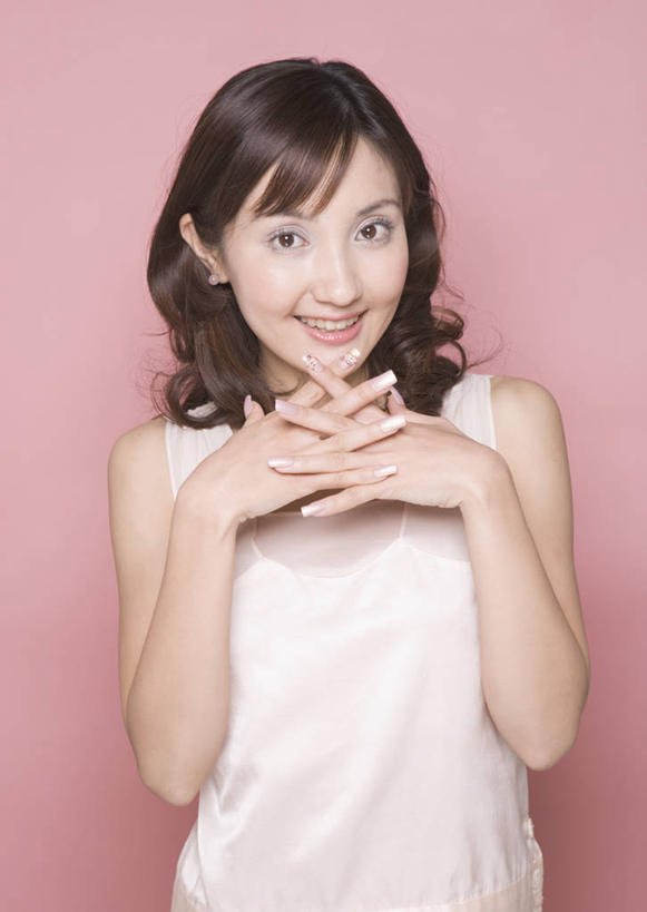 东方人,手,一个人,站,笑,双手交叉,微笑,露齿笑,竖图,室内,白天,正面,亚洲,仅一个年轻女性,仅一个女性,仅一个人,撑,阴影,粉色背景,服装,反射,影子,托腮,注视,休闲装,黄种人,衣服,观察,看,托,站着,休闲,手部,休闲服,摄影,服饰,影棚,观看,察看,双手抱胸,关注,托下巴,双手托腮,年轻女性,女人,女性,亚洲人,站立,半身,彩图,影棚拍摄,拍摄