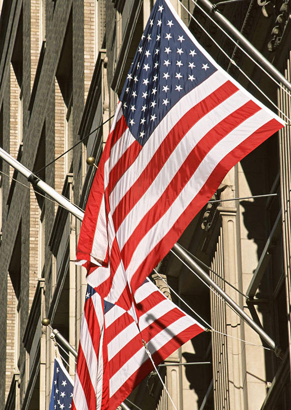 无人,竖图,室外,特写,白天,仰视,旅游,度假,标志建筑,城市,地标,建筑,旗帜,国旗,纽约,美国,阴影,光线,影子,建筑群,曼哈顿,娱乐,建设,星条旗,阳光,享受,休闲,旅游胜地,放松,美国国旗,北美,北美洲,美洲,第五大道,纽约州,帝国之州,帝国州,北亚美利加洲,亚美利加洲,纽约第五街,旗,彩图,低角度拍摄,美利坚合众国国旗,曼哈顿岛