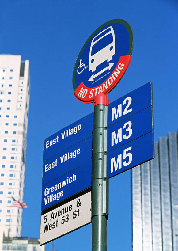 无人,竖图,室外,特写,白天,仰视,旅游,度假,标志建筑,城市,地标,建筑,公共汽车,纽约,美国,阴影,光线,标志,数字,文字,影子,字符,建筑群,巴士,曼哈顿,公交车,方向,娱乐,标识,建设,箭头,车,蓝色,蓝天,天空,阳光,交通工具,天,享受,休闲,旅游胜地,放松,阿拉伯数字,晴朗,北美,北美洲,指向,载具,美洲,第五大道,纽约州,万里无云,帝国之州,帝国州,簇,北亚美利加洲,亚美利加洲,纽约第五街,晴空,晴空万里,彩图,低角度拍摄,曼哈顿岛