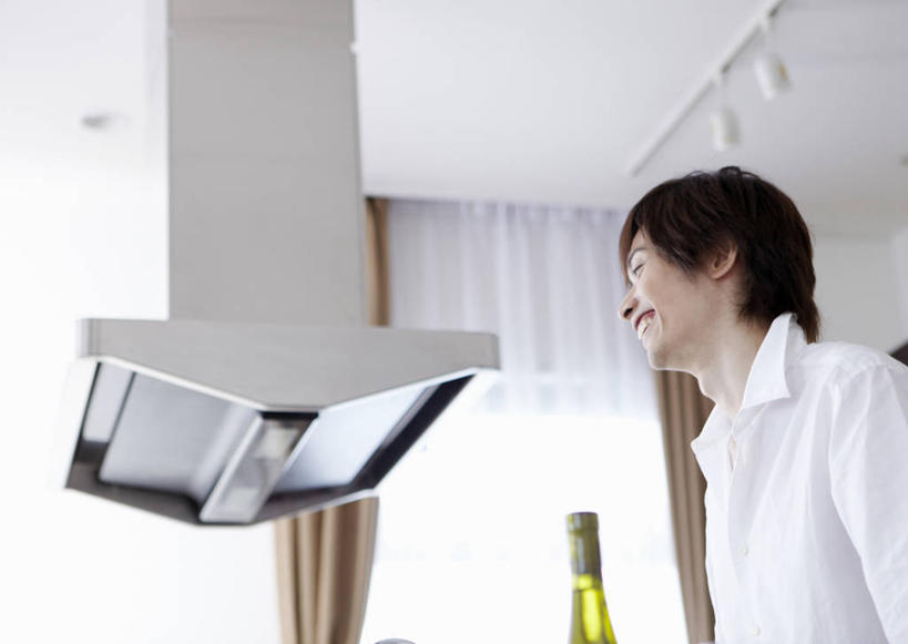 东方人,一个人,站,笑,微笑,露齿笑,横图,室内,白天,仰视,衬衫,厨房,天花板,厨具,亚洲,仅一个男性,仅一个人,阴影,服装,反射,工具,影子,墙,红酒瓶,注视,休闲装,黄种人,干净,墙壁,墙面,玻璃制品,酒瓶,仅一个年轻男性,衣服,白色,玻璃瓶,瓶子,观察,看,站着,休闲,休闲服,服饰,油烟机,观看,察看,卫生,吸油烟机,葡萄酒瓶,关注,男人,男性,年轻男性,亚洲人,站立,半身,彩图,低角度拍摄,衬衣,灶间