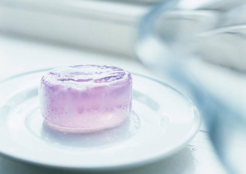 无人,横图,俯视,室内,特写,白天,化妆,美容,桌子,静物,餐具,护肤,阴影,朦胧,模糊,反射,碟子,盘,影子,盒子,一个,紫色,白色,盘子,化妆品,容器,肥皂,碟,肥皂盒,香皂,日用品,洗浴用品,清洁,保养,享受,休闲,放松,保健,单个,储藏,护肤品,化妆用品,储存,护肤用品,舒缓,养颜,去污,紧肤,嫩肤,洗涤,彩图,高角度拍摄,贮存