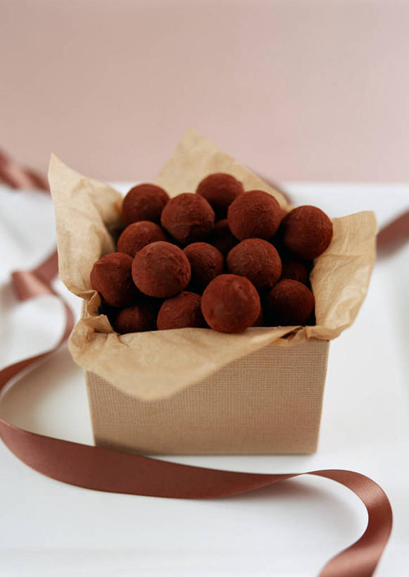 无人,竖图,俯视,室内,特写,白天,礼盒,礼物,一堆,许多,阴影,堆叠,堆积,反射,丝绸,丝带,影子,纸盒,食品,糖,糖果,甜点,甜品,棕色,缎带,松露巧克力,绸带,盒子,食物,包装盒,礼品盒,甜食,巧克力,礼品,朱古力,堆,彩图,高角度拍摄